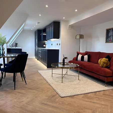 Elegant 2 Bed Penthouse In *