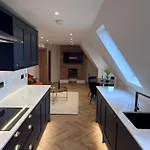 Elegant 2 Bed Penthouse In * レイバーン
