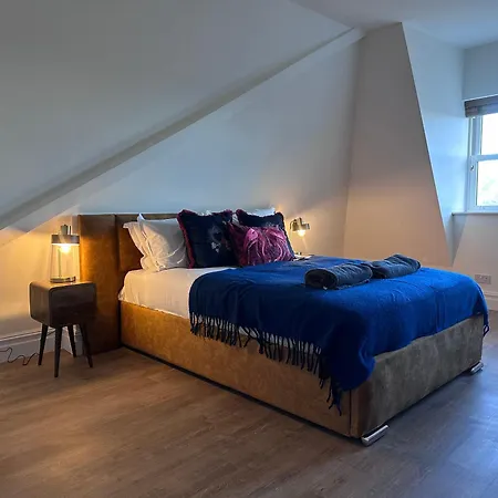 Elegant 2 Bed Penthouse In