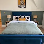 Elegant 2 Bed Penthouse In ليبرن