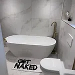 Elegant 2 Bed Penthouse In ليبرن