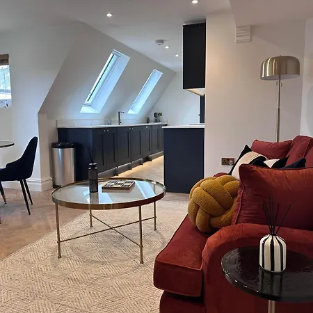 Elegant 2 Bed Penthouse In Лейберн