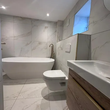 Elegant 2 Bed Penthouse In * Лейберн