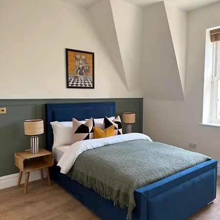 Elegant 2 Bed Penthouse In