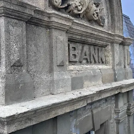 Elegant 2 Bed Penthouse In